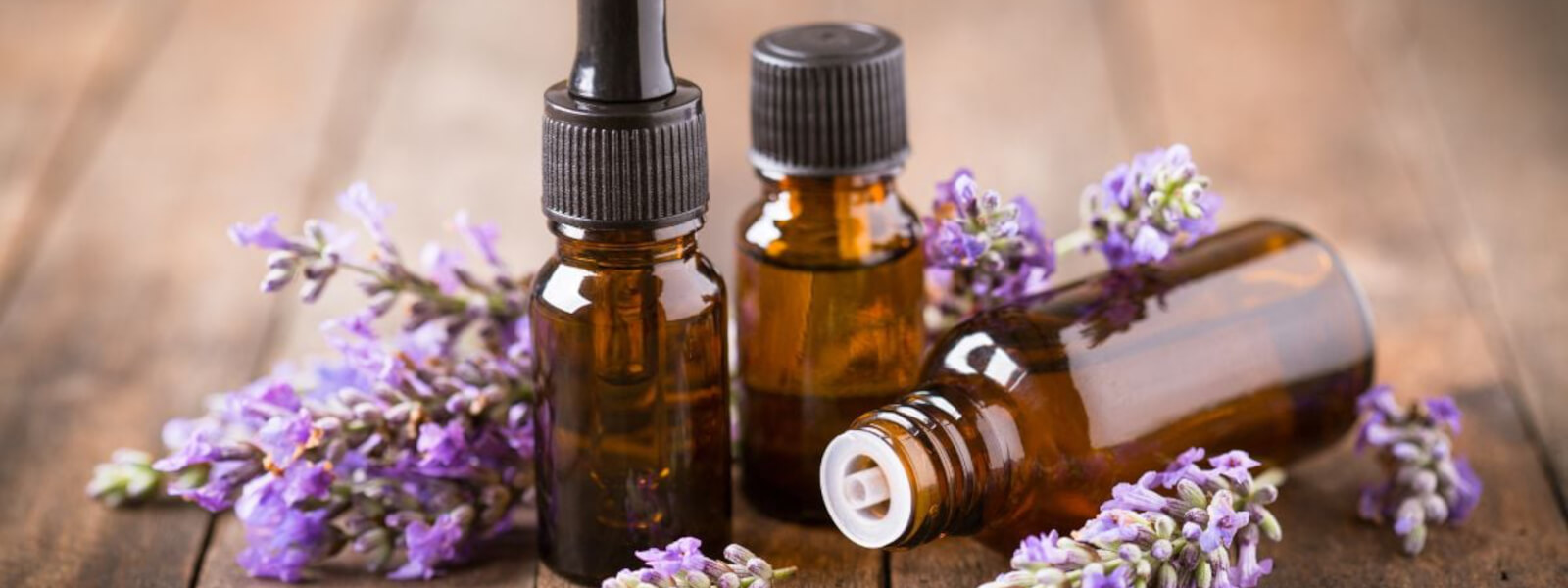 Aromaterapi er en alternativ medicinsk praksis, der bruger æteriske olier og aromaer til at fremme fysisk og følelsesmæssig velvære